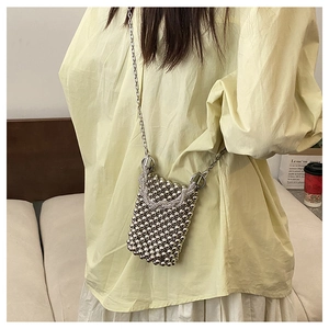 Vue détaillée du mini sac bandoulière argenté perlé avec chaîne et bordure en forme de V