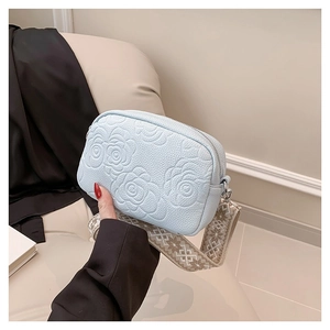 Sac bandoulière en cuir PU bleu clair gaufré de fleurs avec large sangle tissée