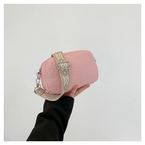 Petit sac carré rose avec gaufrage floral 3D et bandoulière tissée large