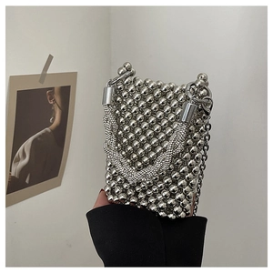 Mini sac argenté perlé avec fermoir en V en cristal et bandoulière chaîne chic