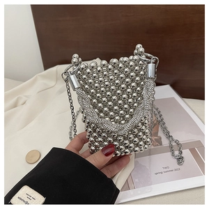 Mini sac bandoulière argenté perlé avec strass et bandoulière chaîne pour femme