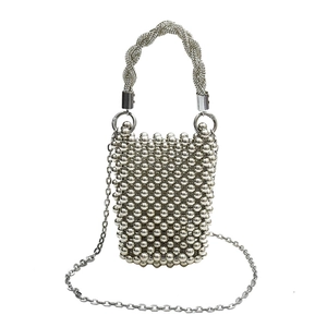 Mini sac à main perlé argenté avec poignée en strass et bandoulière en chaîne
