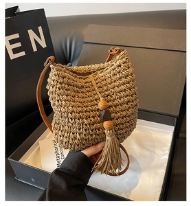 Detailansicht der Strohtasche mit Holzperlen-Quasten in einer Geschenkbox