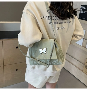 Détail du sac cabas vert clair en PU avec boucle papillon porté par un mannequin