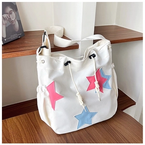 Borsa a secchiello in nylon bianco con toppe a stella colorate e tracolla regolabile