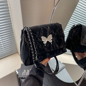 Sac à Épaule en Cuir PU Plissé pour Femmes Avec Boucle de Papillon en Argent Chaîne à la Mode Sac Bandoulière Sac Fourre-Tout Urbain