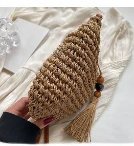 Detail einer handgewebten Strohumhängetasche mit Texturfasern und modischen langen Quasten