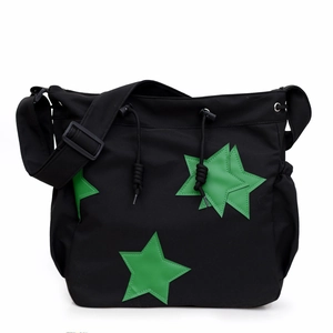 Borsa tote nera con coulisse caratterizzata da stelle verdi e tracolla regolabile
