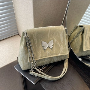 Sac fourre-tout vert sauge avec texture marbre et breloque papillon argentée