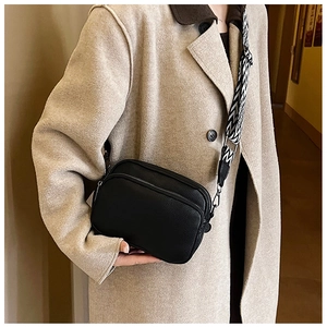 Sac à bandoulière noir grainé litchi avec large sangle géométrique élégante