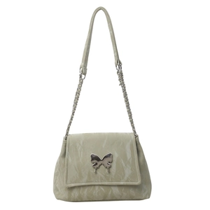 Sac fourre-tout chic vert sauge en PU avec texture plissée vintage et ornement papillon argent
