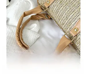 Gros plan sur la poignée en cuir marron et la texture tressée du sac à main décontracté