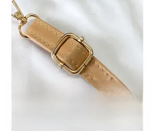 Détails de la bandoulière réglable en cuir PU avec boucles dorées et coutures fines