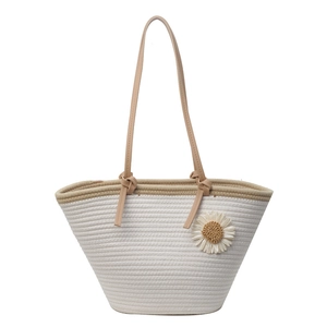 Chic woven tote bag with white texture and daisy floral accent for spring fashion