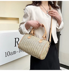 Détail du sac Boston tissé avec poignées en cuir beige et finitions métalliques dorées