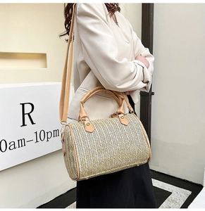 Détail du sac Boston tissé avec poignées en similicuir et bandoulière réglable chic