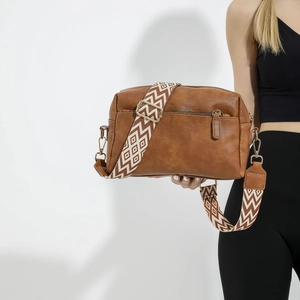 Sac à bandoulière en similicuir caramel avec sangle tissée et détails métalliques dorés