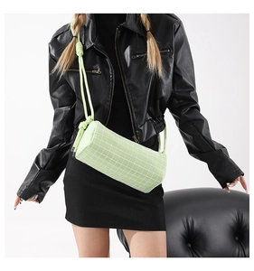 Détail du sac bandoulière en nylon à carreaux vert clair avec poignée en corde épaisse