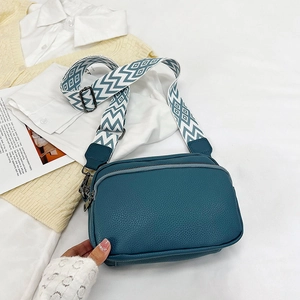 Sac bandoulière bleu à texture litchi avec double fermeture éclair et large sangle