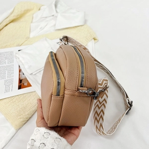Sac bandoulière en cuir marron avec double fermeture éclair et bandoulière tissée