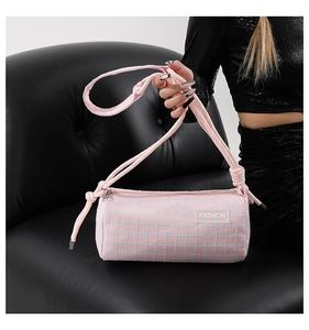Détail du sac polochon en nylon rose avec motif à carreaux bleus et étiquette Fashion
