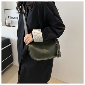 Sac bandoulière en cuir PU vert foncé avec une large sangle tissée de style ethnique