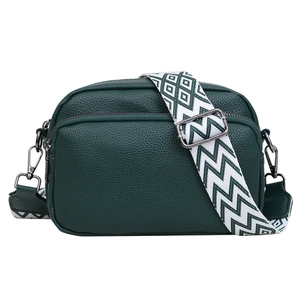 Petit sac bandoulière en cuir grainé vert foncé avec large sangle en toile géométrique