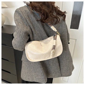 Détail du sac lune blanc cassé avec texture vintage et bandoulière ethnique géo