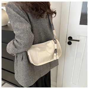 Détail du sac en PU plissé champagne avec bandoulière ethnique et gland décoratif