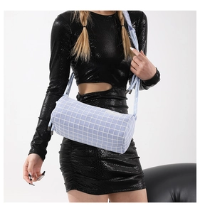 Vue détaillée du sac bandoulière baril en nylon bleu clair à carreaux avec cordon réglable