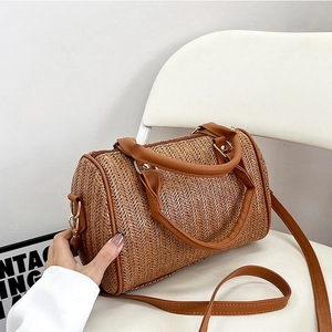 Sac Boston tissé marron avec poignées en similicuir et bandoulière réglable sur chaise