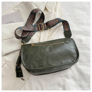 Sac bandoulière en similicuir vert olive avec sangle tissée et poche zippée arrière