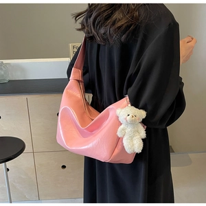 Borsa hobo rosa lucida in pelle PU con ciondolo a forma di orsetto bianco sul modello
