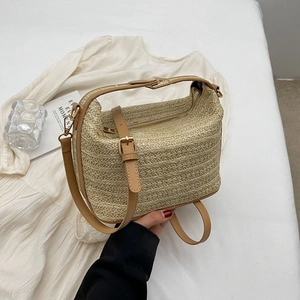 Elegante borsa a tracolla in paglia intrecciata con finiture in pelle marrone e oro