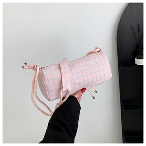 Sac à bandoulière cylindrique rose à carreaux en nylon avec une sangle nouée rayée