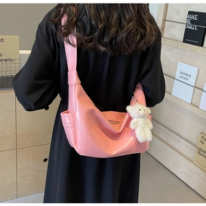 Borsa hobo rosa con texture stropicciata lucida e dettaglio charm orsetto di peluche