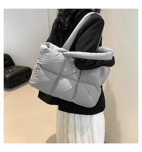 Détail du sac cabas matelassé gris avec coutures carrées et bandoulière rembourrée