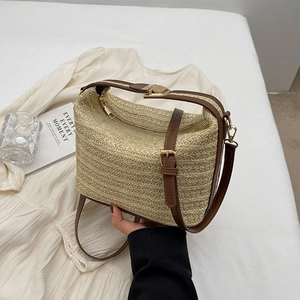 Borsa a tracolla in paglia intrecciata beige con cinturini in pelle marrone estiva