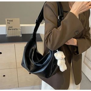 Borsa a spalla in pelle PU nera con ciondolo a orsetto e tracolla larga