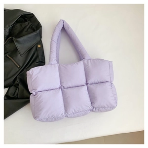 Sac cabas matelassé lavande avec poignées rembourrées et design minimaliste tendance
