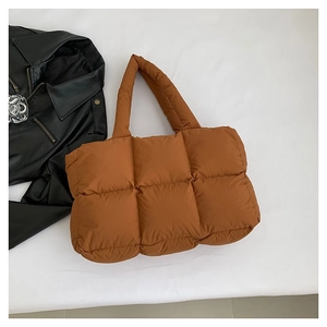 Grand sac cabas matelassé en duvet couleur caramel pour la mode automne et hiver chic