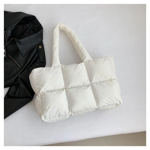 Sac fourre-tout matelassé blanc à la mode avec motifs carrés et poignées rembourrées douces