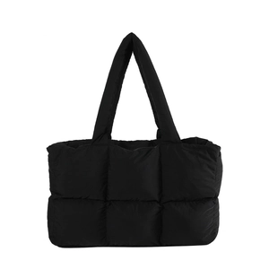 Sac cabas noir matelassé tendance avec un design spacieux en nylon rembourré
