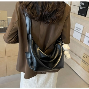 Borsa a tracolla chic a mezzaluna in pelle PU nera lucida con ciondolo a orsetto