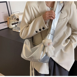 Borsa a tracolla argento metallizzato a mezzaluna con ciondolo a forma di orsetto