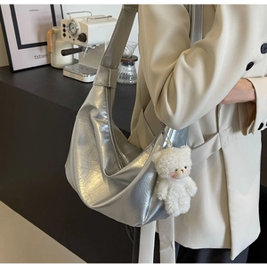 Borsa hobo in PU argento con texture metallica increspata e ciondolo a orsetto bianco