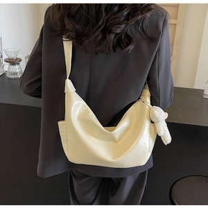 Borsa a tracolla minimalista in pelle PU beige con ciondolo a coniglio sul modello