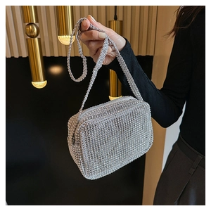 Vue détaillée du sac de soirée argenté à strass avec chaîne fine et fermeture éclair