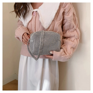 Sac à main argenté avec strass brillants et fine bandoulière pour un style luxueux