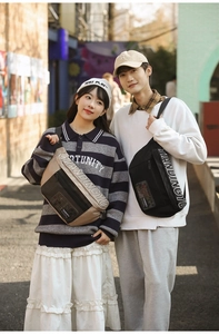 Sac banane tendance en mesh de nylon avec logo TIANDINGYU porté par des modèles mixtes